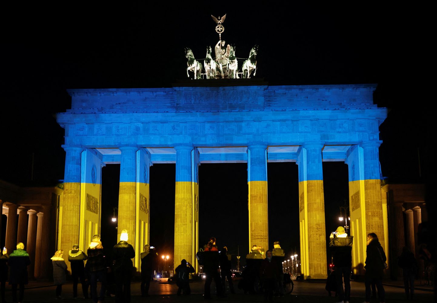 Берлин в цветах украинского флага.