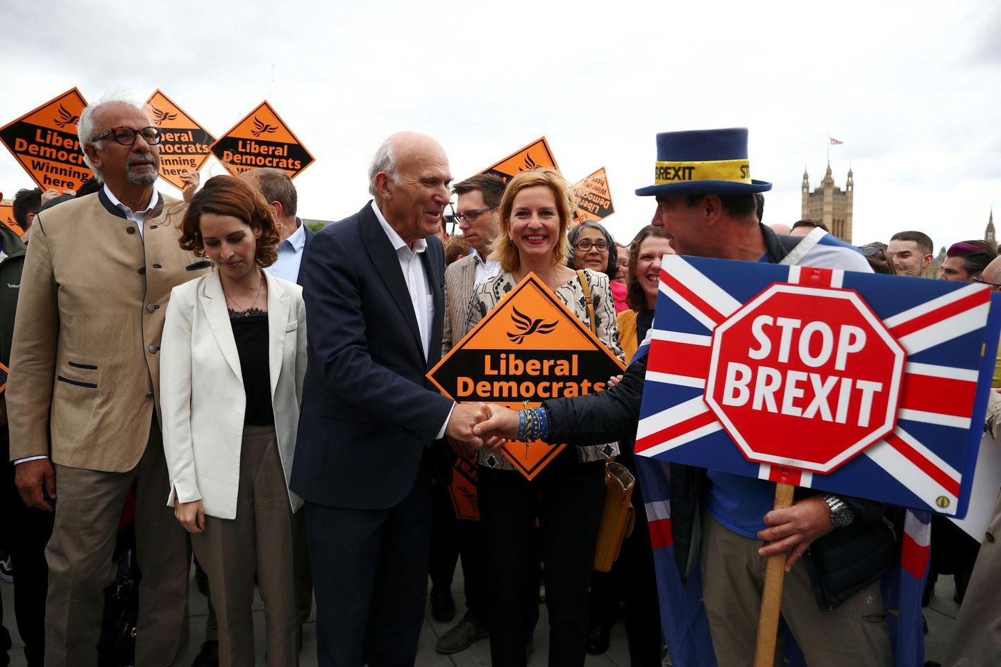 Vince Cable, Briti liberaalide liider, kätleb Brexiti vastu protesteeriva Steve Brayga. Tema kõrval on Ühendkuningriigist valitud uued Euroopa Parlamendi liikmed. Kuni britid ei suuda otsustada, kas jääda või minna, peab Riho Terras leppima ootelehel olemisega.
