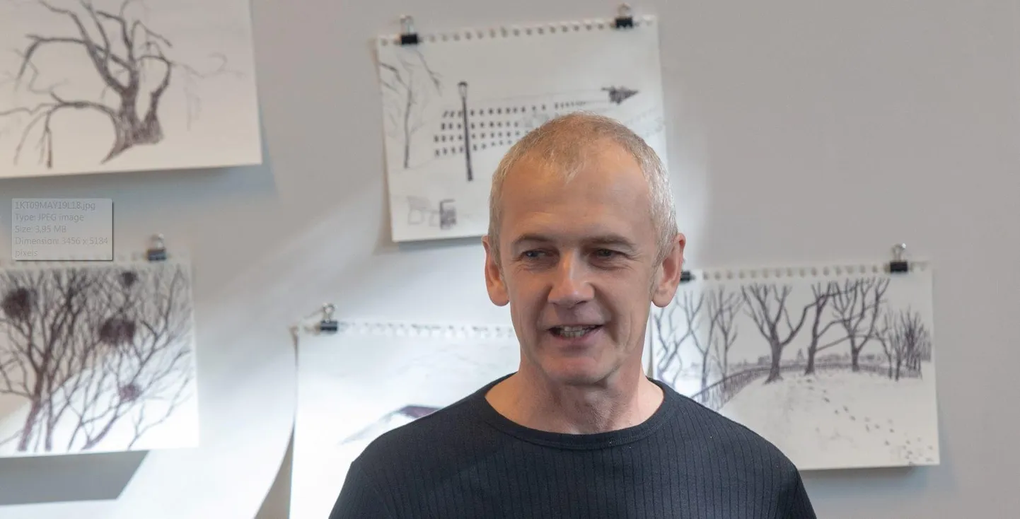 Marko Mäetamme (53) selja taga on tema joonistused, mis on trükitud kaante vahele. Näitust saab Tartu kunstimaja monumentaalgaleriis vaadata 9. juunini.