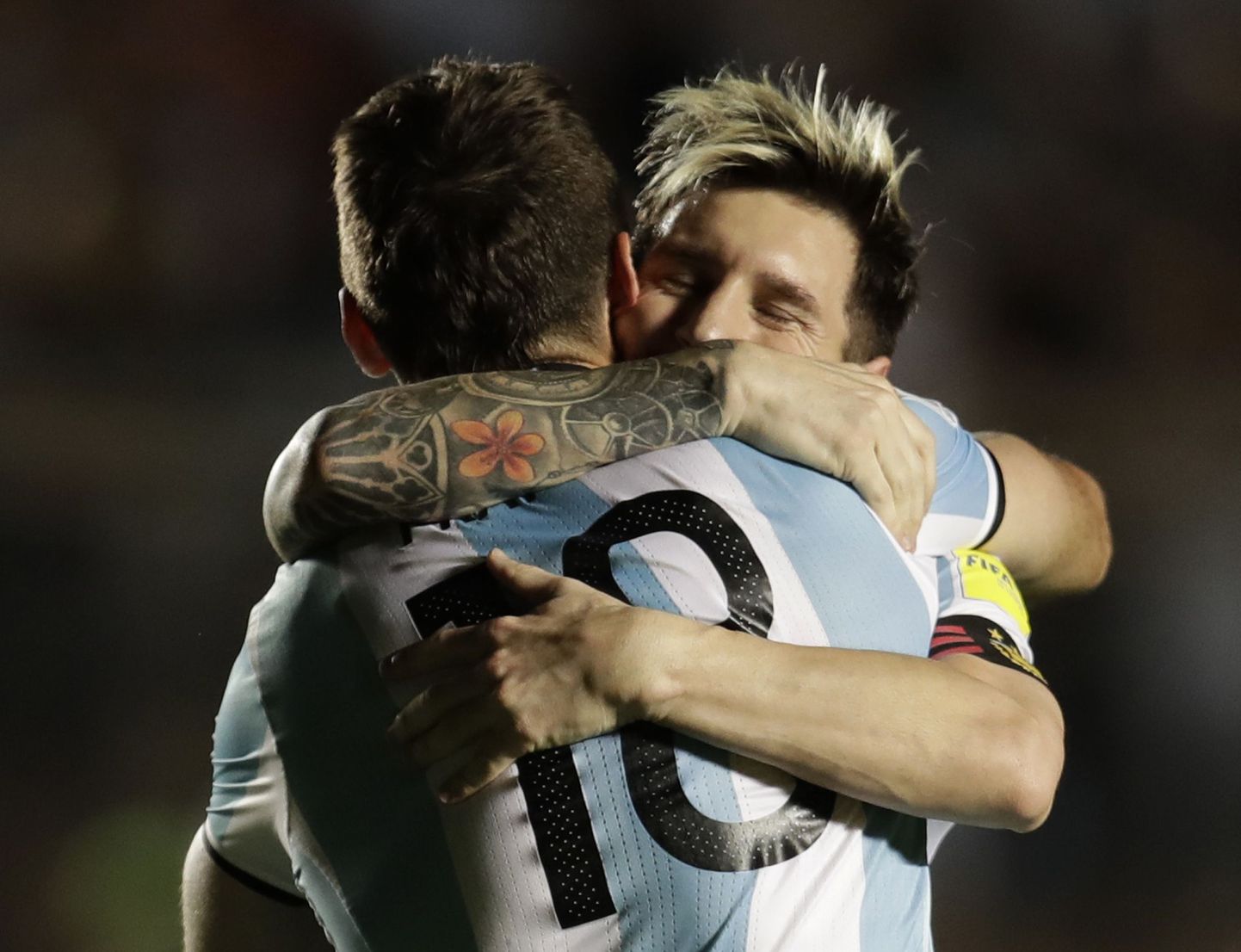 Lionel Messi kallistab koondisekaaslast Lucas Prattot