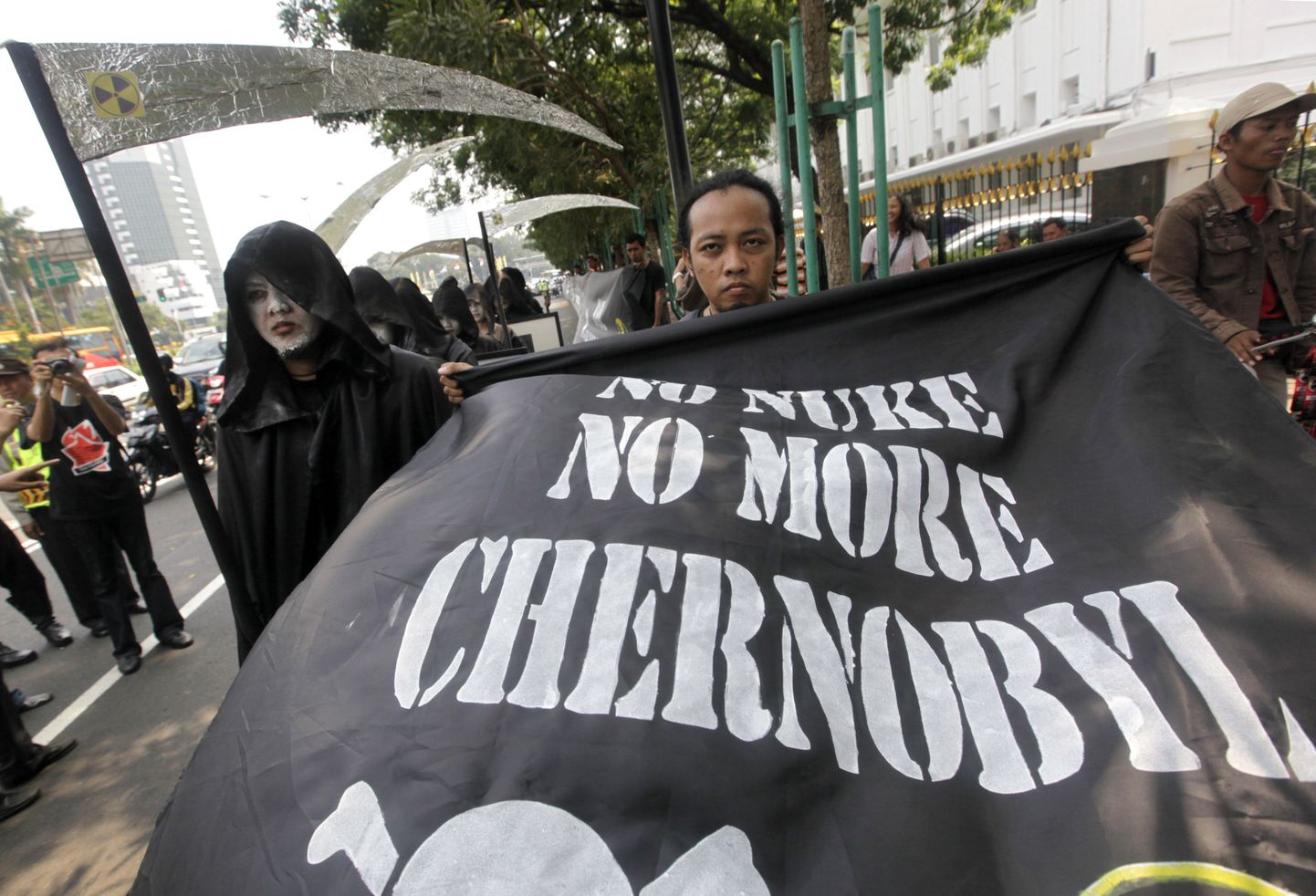 24 апреля 2010 года. Индонезия. Активисты движения за чистоту окружающей среды на митинге против использования атомной энерги. На баннере: "Нет атомной энергии. Не нужно больше Чернобыля".