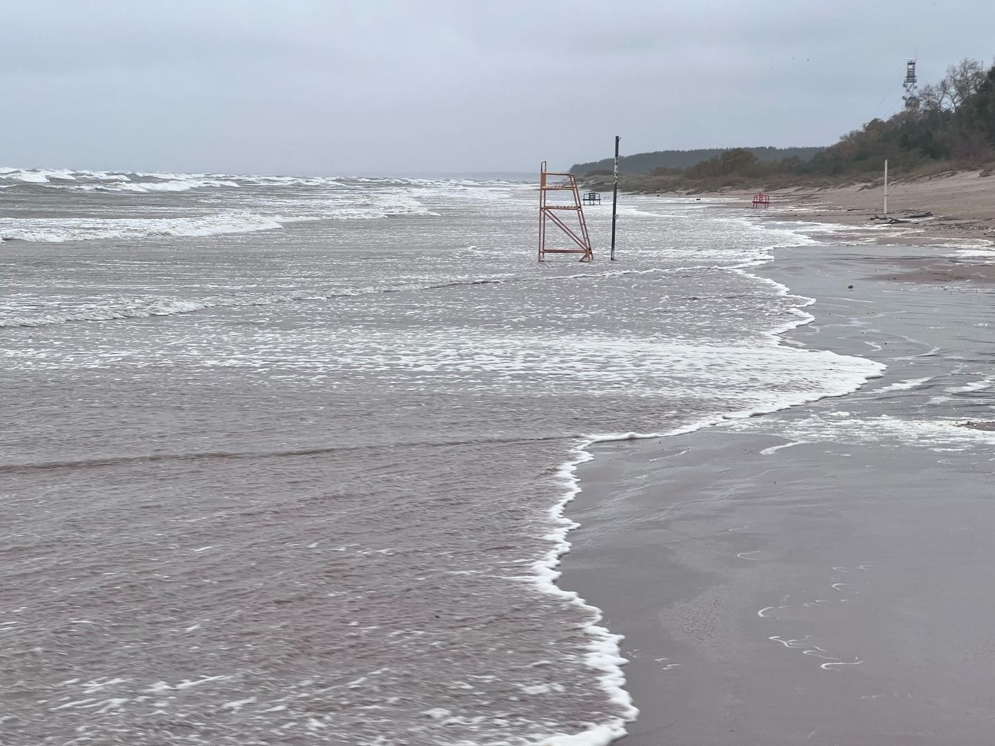 Штормовой ветер и затопленный волнами пляж на берегу Финского залива в Нарва-Йыэсуу.