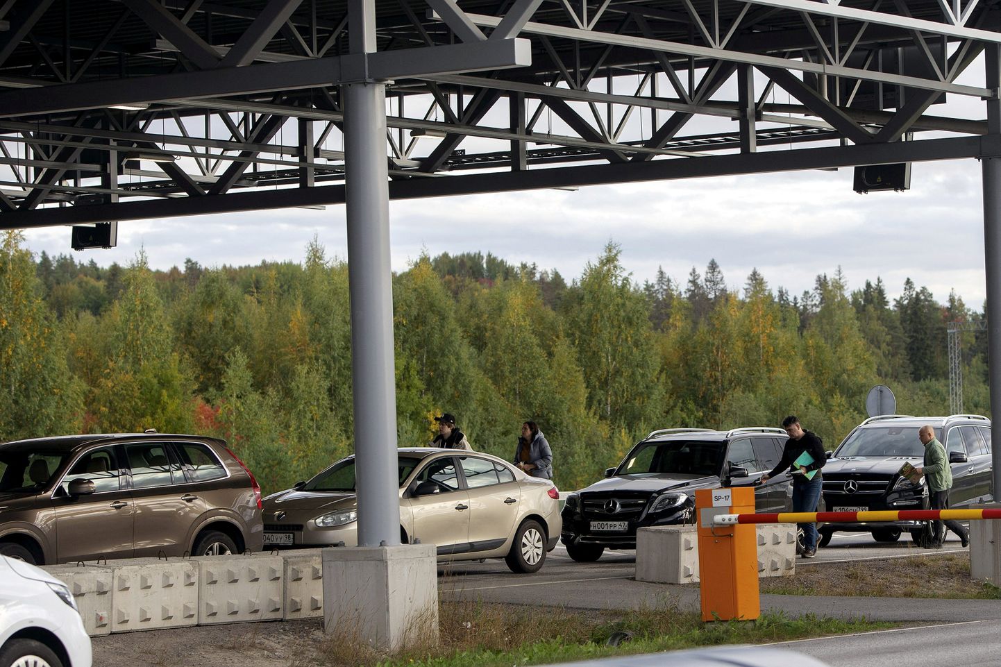 Автомобили с российскими номерами на границе
