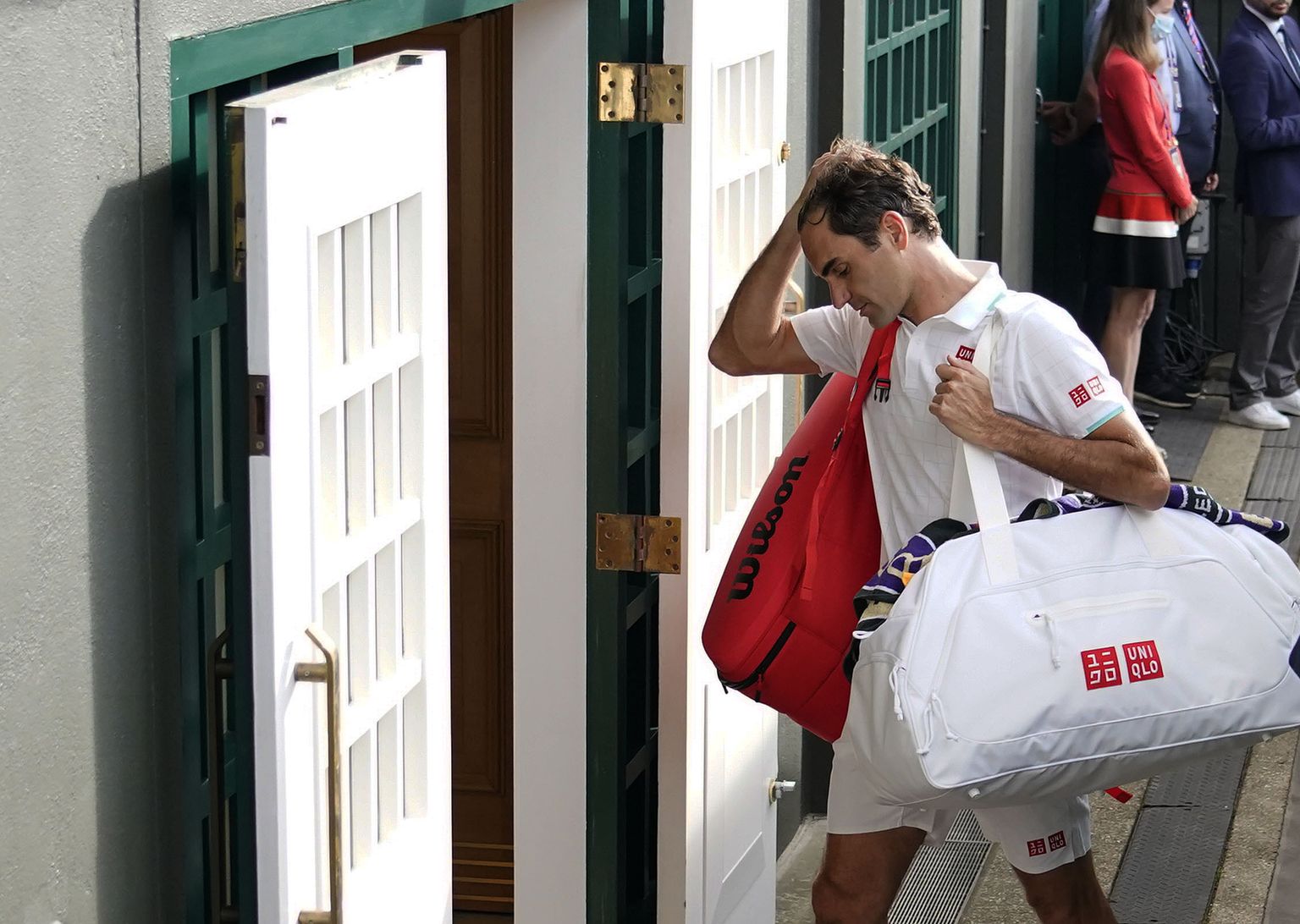 Harjumatu: Šveitsi tenniselegend lahkub Wimbledonis väljakult pärast viimase seti 0:6 kaotust poolakale Hubert Hurkaczile.
