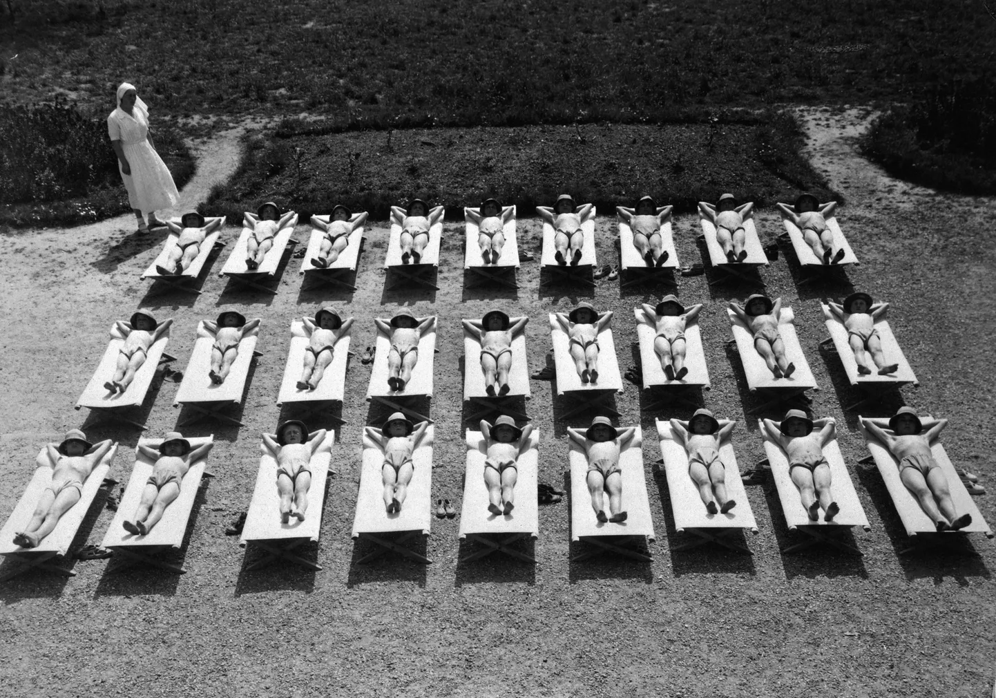 Lapsed võtavad ühiselt 1930. aastatel tuberkuloosihaiglas päikesevanne.