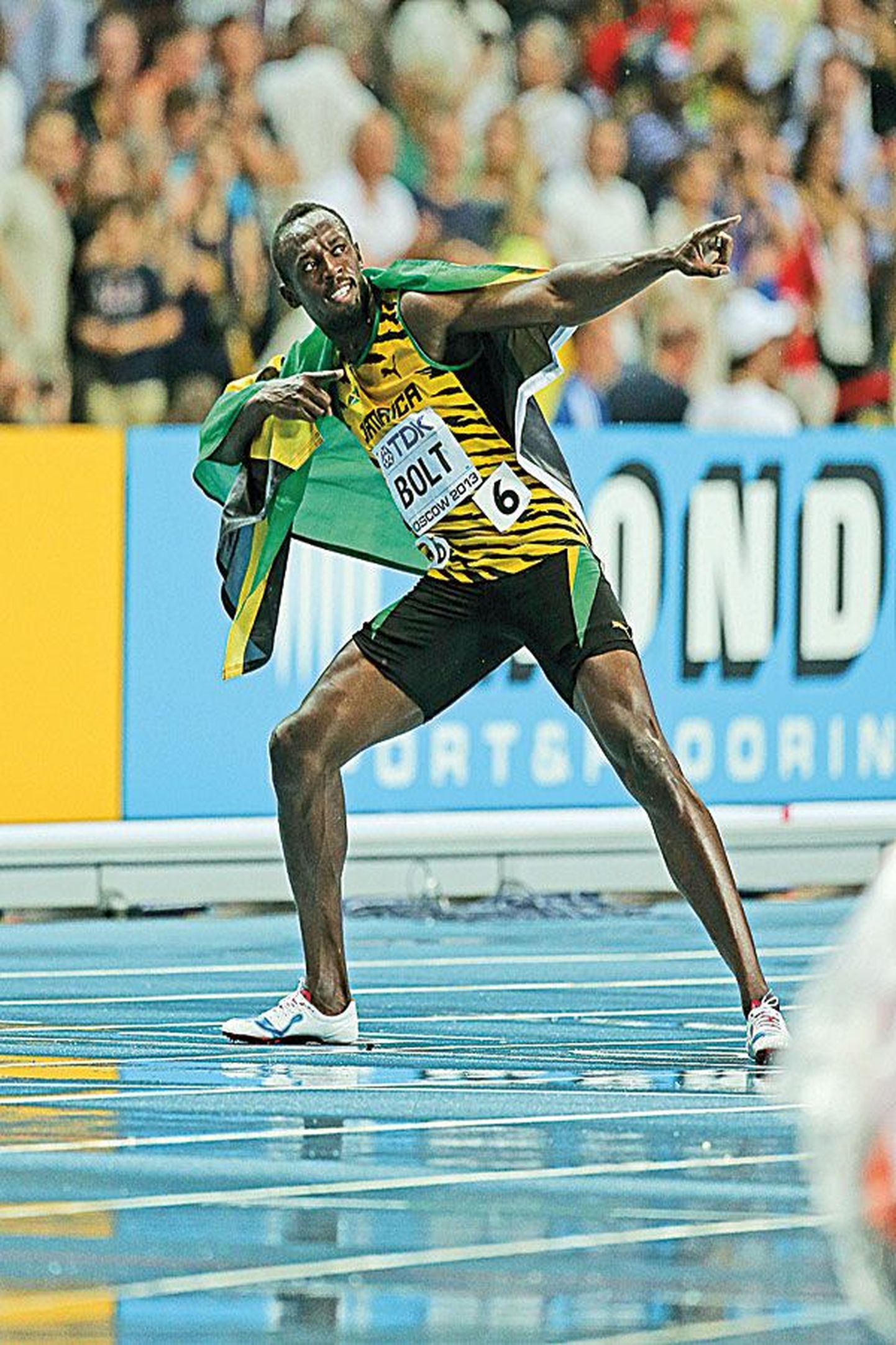Sprindikuningas Usain Bolt MM-tiitlit tähistamas.