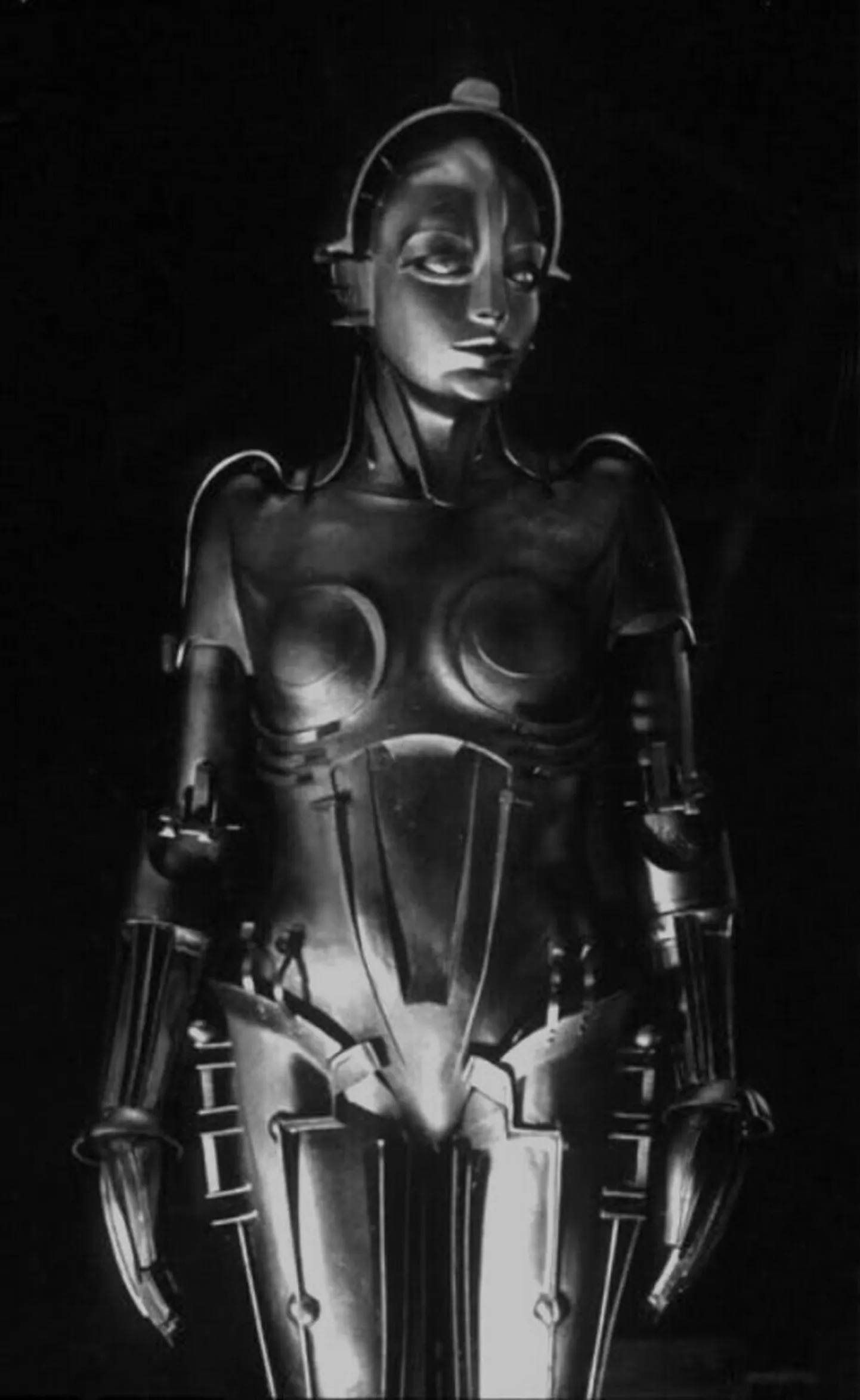 Juba pea sada aastat tagasi tekkis visioon inimmasinast just naisena. 1927. aastal Saksamaal Thea von Harbou romaani järgi Fritz Langi vändatud filmis «Metropolis» tegutseb masinnaine Maria.