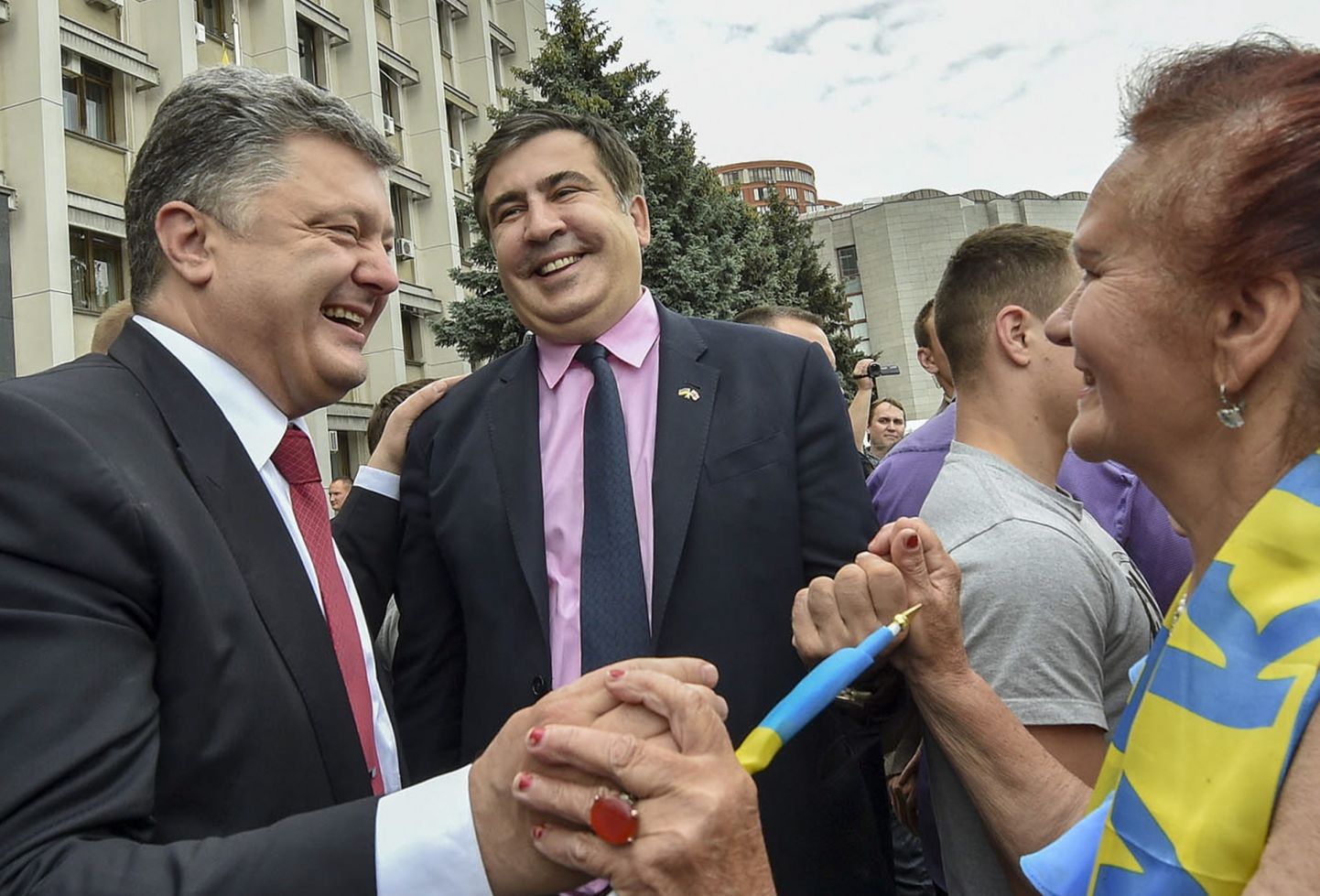 Veel sõbrad: Ukraina president Petro Porošenko (vasakul) ja värske Ukraina kodanikust Odessa kuberner Mihheil Saakašvili 2015. aasta mais Odessas.