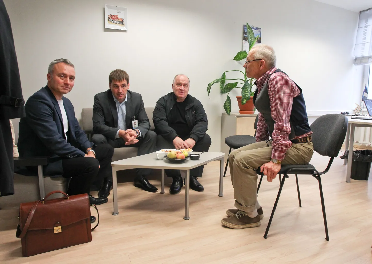 Riikliku lepitaja Henn Pärna juures 2012. aastal arutamas meedikute streiki haiglate liidu juht Urmas Sule, Põhja-Eesti regionaalhaigla juht Tõnis Allik ja Ida-Tallinna keskhaigla juht Ralf Allikvee.
