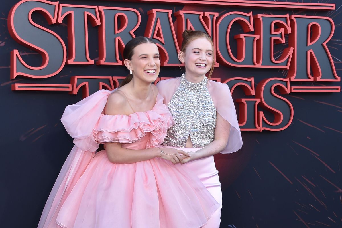 Милли и Сэди на премьере третьего сезона "Очень странных дел" в 2019 году. По словам Сэди, актрисы оделись в одинаковую цветовую гамму, не сговариваясь