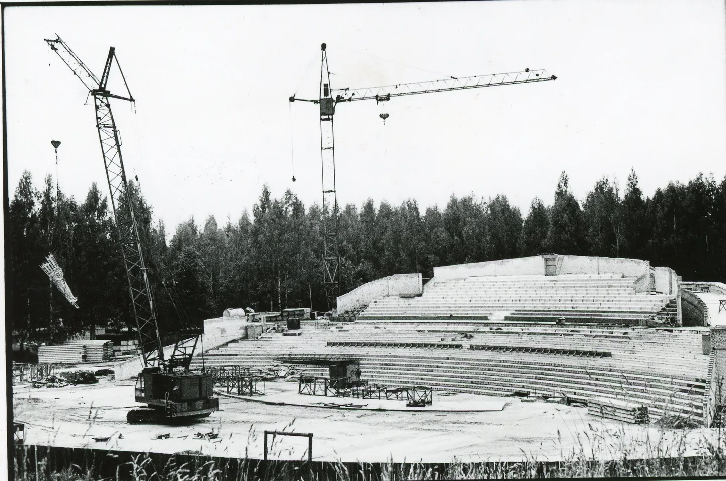 Laululava ehitamine algas tasapisi sügisel 1989 ja jõudis lõpule juunis 1994.
