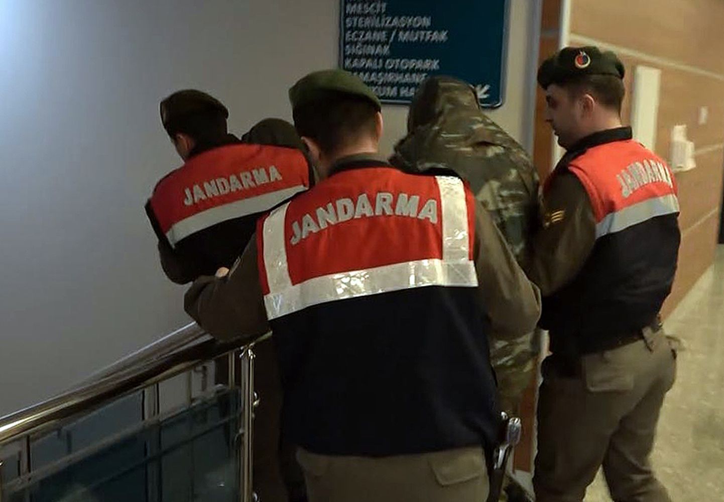 Türgi sadarmeeria politseinikud eskortimas kinnipeetud Kreeka sõjaväelasi.