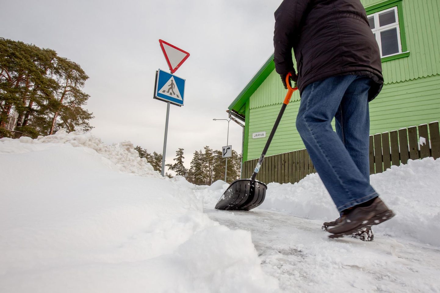 Erakinnistuäärsete kõnniteede puhastamine ja vajadusel libedustõrje on ehitusseadustiku järgi Pärnus kinnistuomanike kohustus. Foto on illustreeriv.