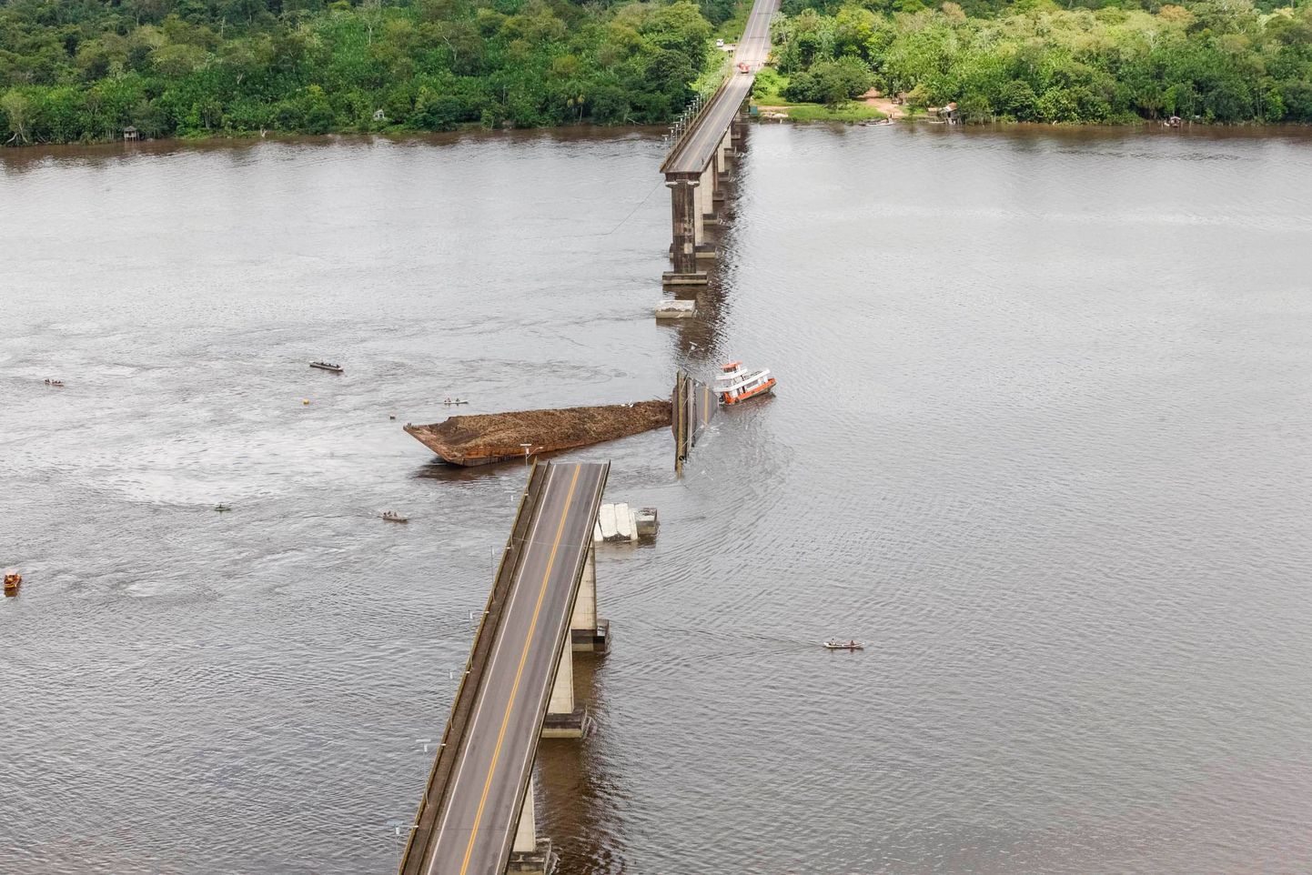 В Бразилии обрушился мост.