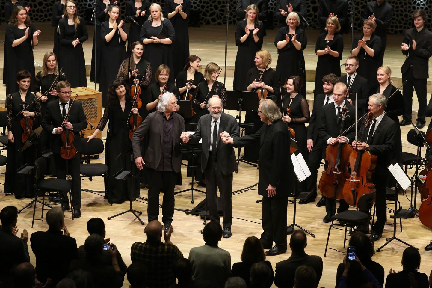 Plaadifirma ECM tähistas 50. juubelit Hamburgi Elbphilharmonies 3. veebruaril Arvo Pärdi loominguga. Fotol ECM Records asutaja Manfred Eicher, helilooja Arvo Pärt ja dirigent Tõnu Kaljuste.