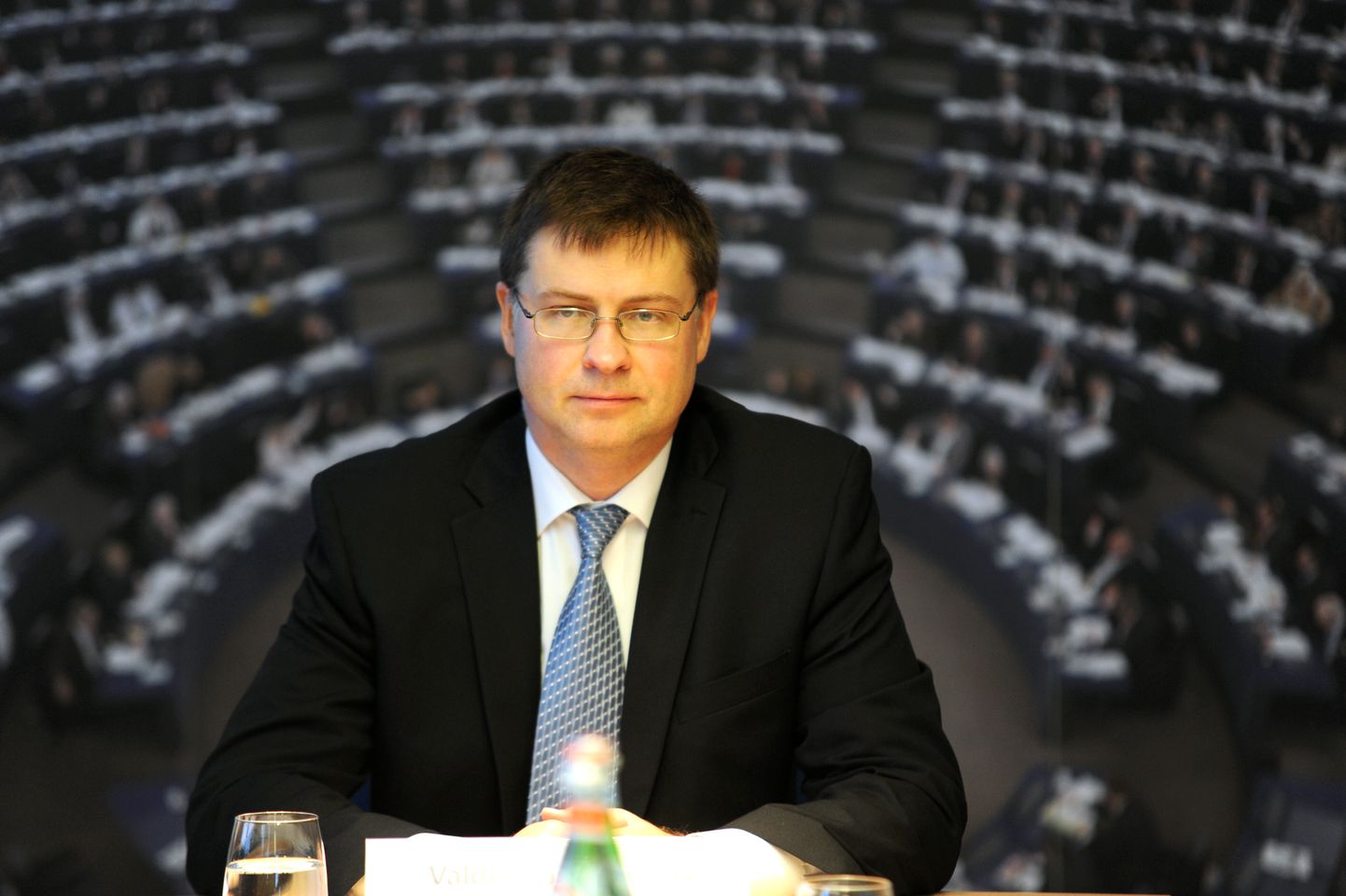 Eiropas Komisijas viceprezidenta amata kandidāts, Eiropas Parlamenta (EP) deputāts Valdis Dombrovskis piedalās EP Informācijas biroja Latvijā rīkotajā diskusijā par mācībām no eirozonas satricinājumiem un izaicinājumiem.