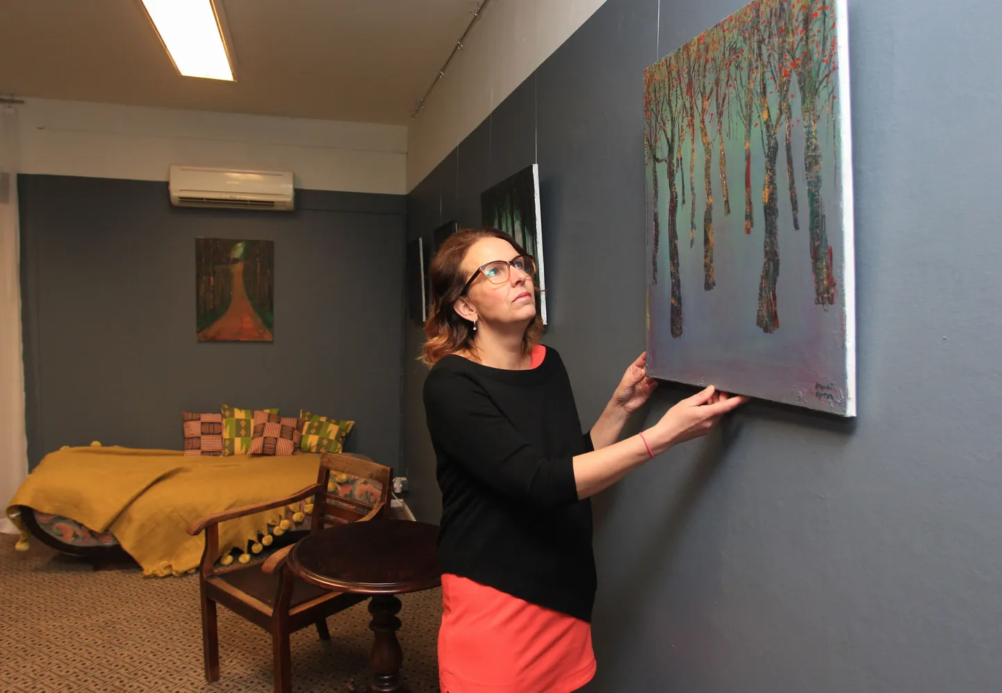 Marita Tani sätib oma ilusalongi Olga & Osvald (Tähe 22) nn elutoas paika pilti, mis kuulub 
kunstnik Mati Upruse maalide väljapanekusse.