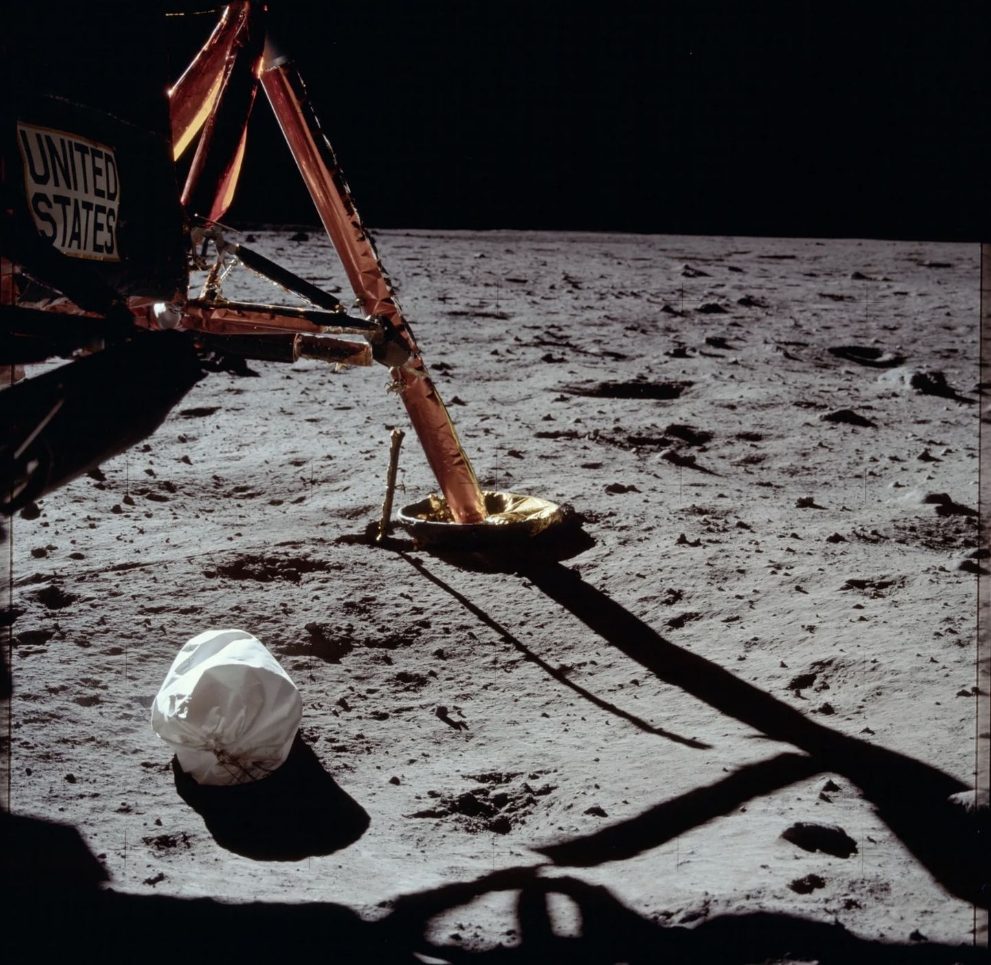 Apollo kuumooduli kõrval on kott astronaudi väljaheitega. Seal leidub aga muudki rämpsu. Antarktikast ja nüüd Džomolungmaltki peavad inimesed oma tahked väljaheited kaasa viima – mitte aga Kuult.