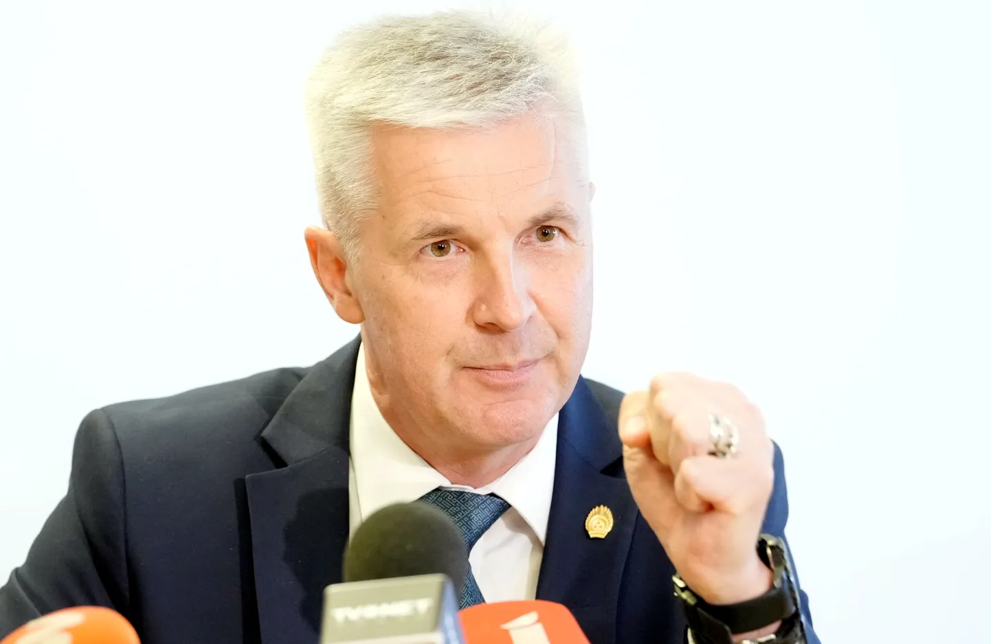 Aizsardzības ministrs Artis Pabriks piedalās preses konferencē, kurā informē par jauna militārā poligona izveidi Latvijā, plānu papildu personāla piesaistei bruņotajos spēkos, kā arī Visaptverošas valsts aizsardzības jautājumu koordinācijas darba grupā izvirzītajiem tālākajiem darbības virzieniem.