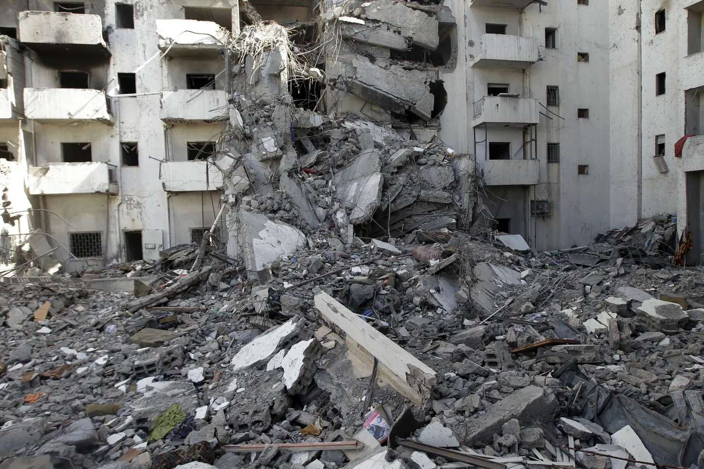 10. novembril tehtud foto väidetavalt NATO õhulöögis purustatud hoonest Surti linnas.