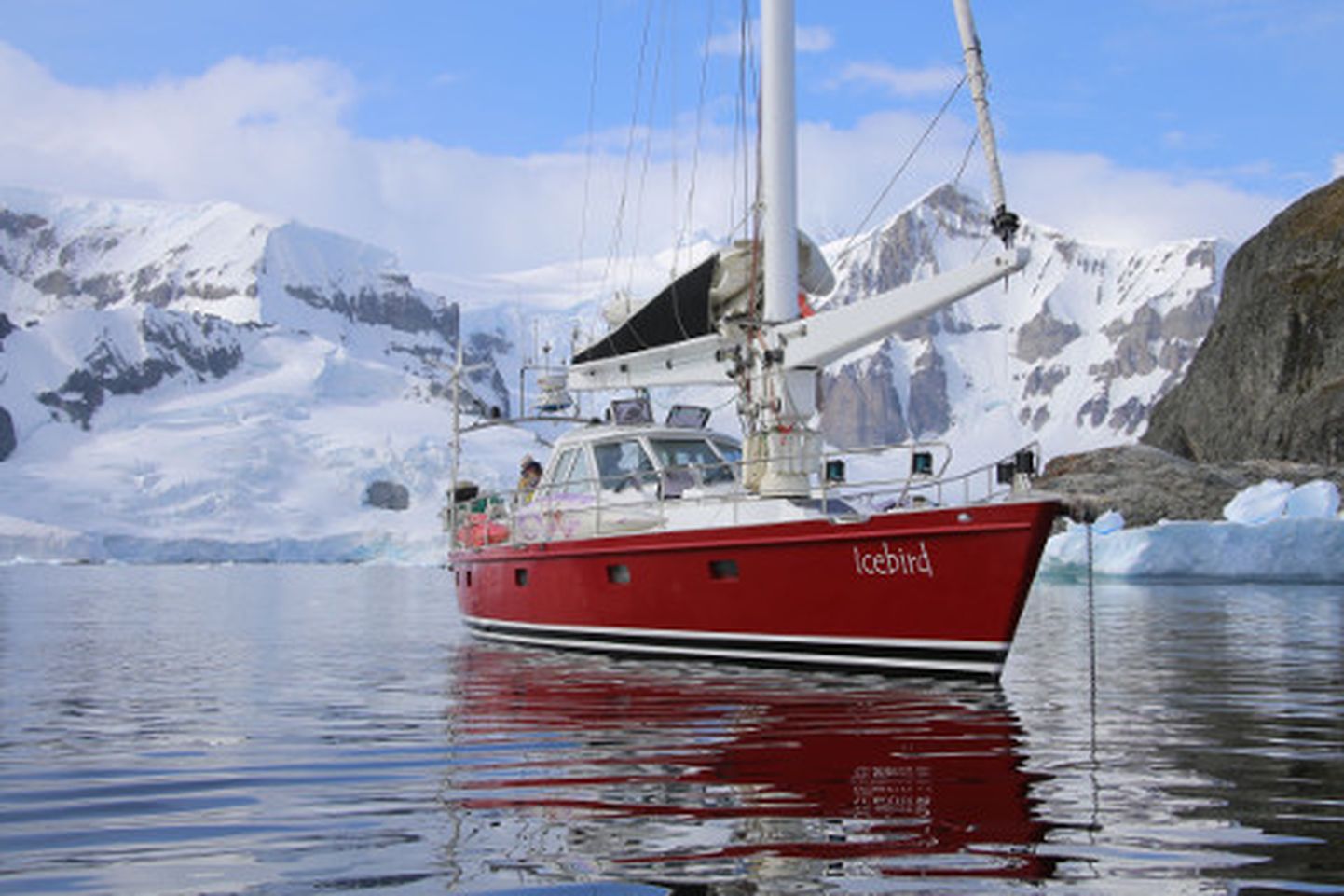 Tiit läks teele kaunil, veidi üle 16 meetri pikkusel purjelaeval nimega Icebird, kus oli kokku üheksa inimest, kellest kuus olid reisijad.
