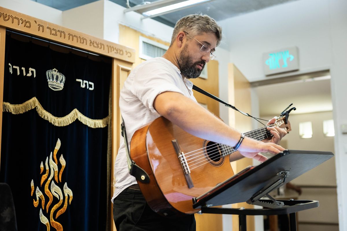 Биньямин Минич проводит «кабалат шабат» - встречу и празднование субботы - в Центре прогрессивистского иудаизма в Яффо.