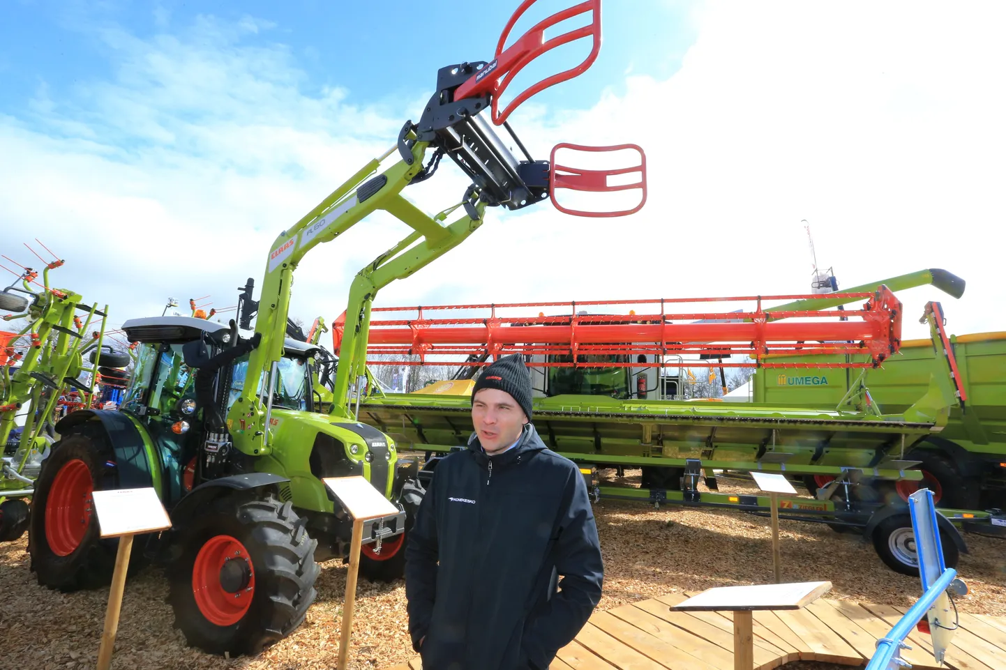 Konekesko Claas tootejuht Marko Mirme näitas Maamessil ratastraktorit Claas Elios 440 ja teraviljakombaini Claas Lexion 670.