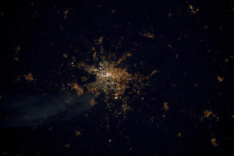 Euroopa Kosmoseagentuuri astronaudi Andre Kuipersi jäädvustatud fotolt on näha, et valgus endises Ida-Berliinis ja Lääne-Berliinis on jätkuvalt eri tooni.