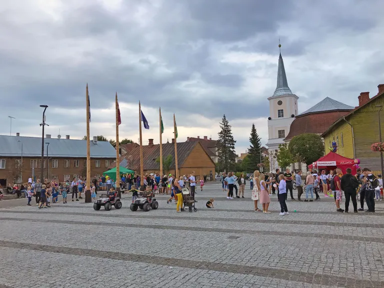 Koolinoorte pidu Valga keskväljakul FOTO: Arvo Meeks/Lõuna-eesti Postimees