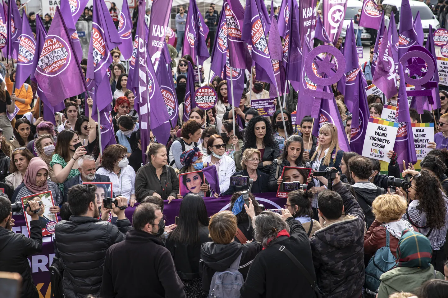 Naisõigusühenduse We Will Stop Femicide liikmed ja toetajad avaldasid laupäeval Istanbulis meelt ühenduse sulgemise vastu.