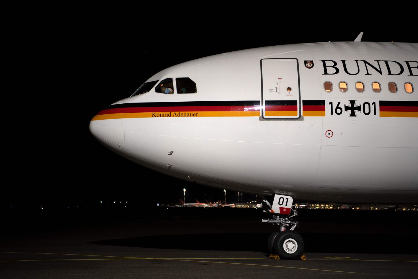 Lidmašīnā "Airbus A340-300", kas nosaukta par "Konrad Adenauer" Vācijas pirmā pēckara kanclera vārdā.