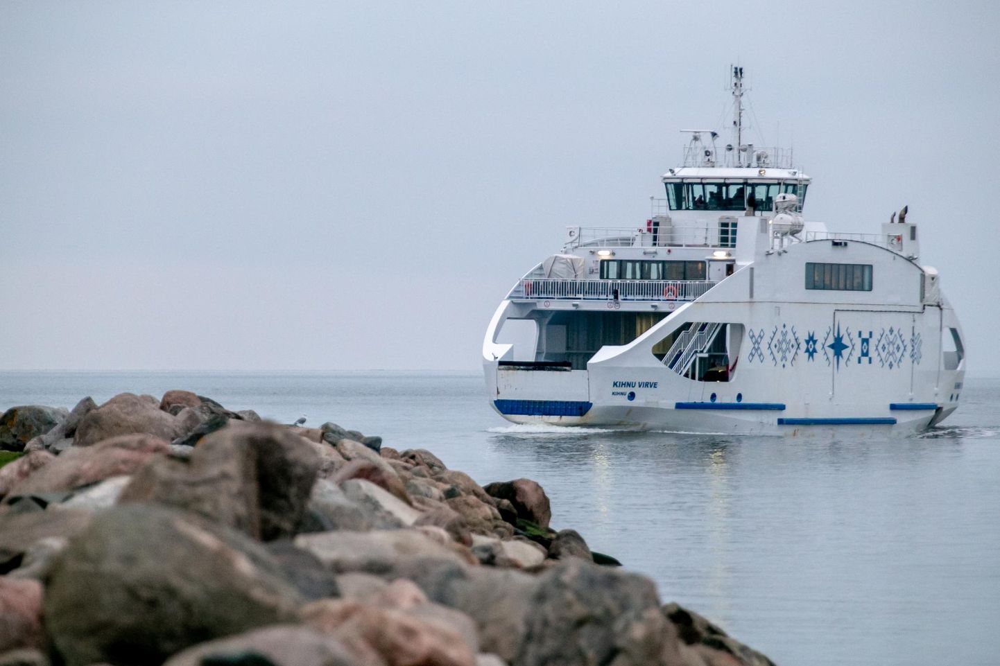 Reisiparvlaev Kihnu Virve jõuab peagi Suaru sadamasse, kuhu haldaja tahab rajada kihnlasi ärritava tehisliku tetrapoodidest kaitsemuuli.