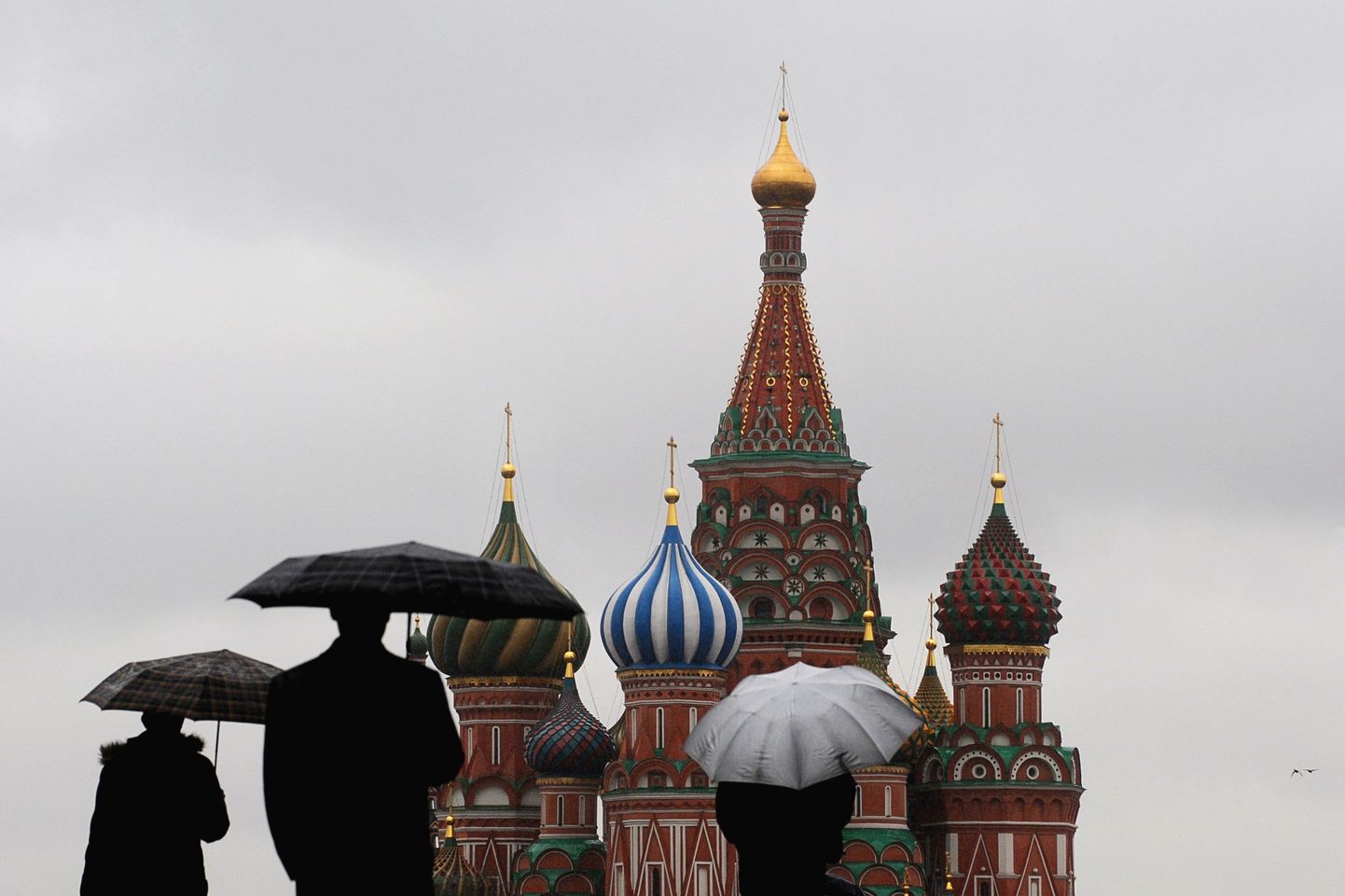 Небывалая жара сменилась в Москве холодом и дождем.