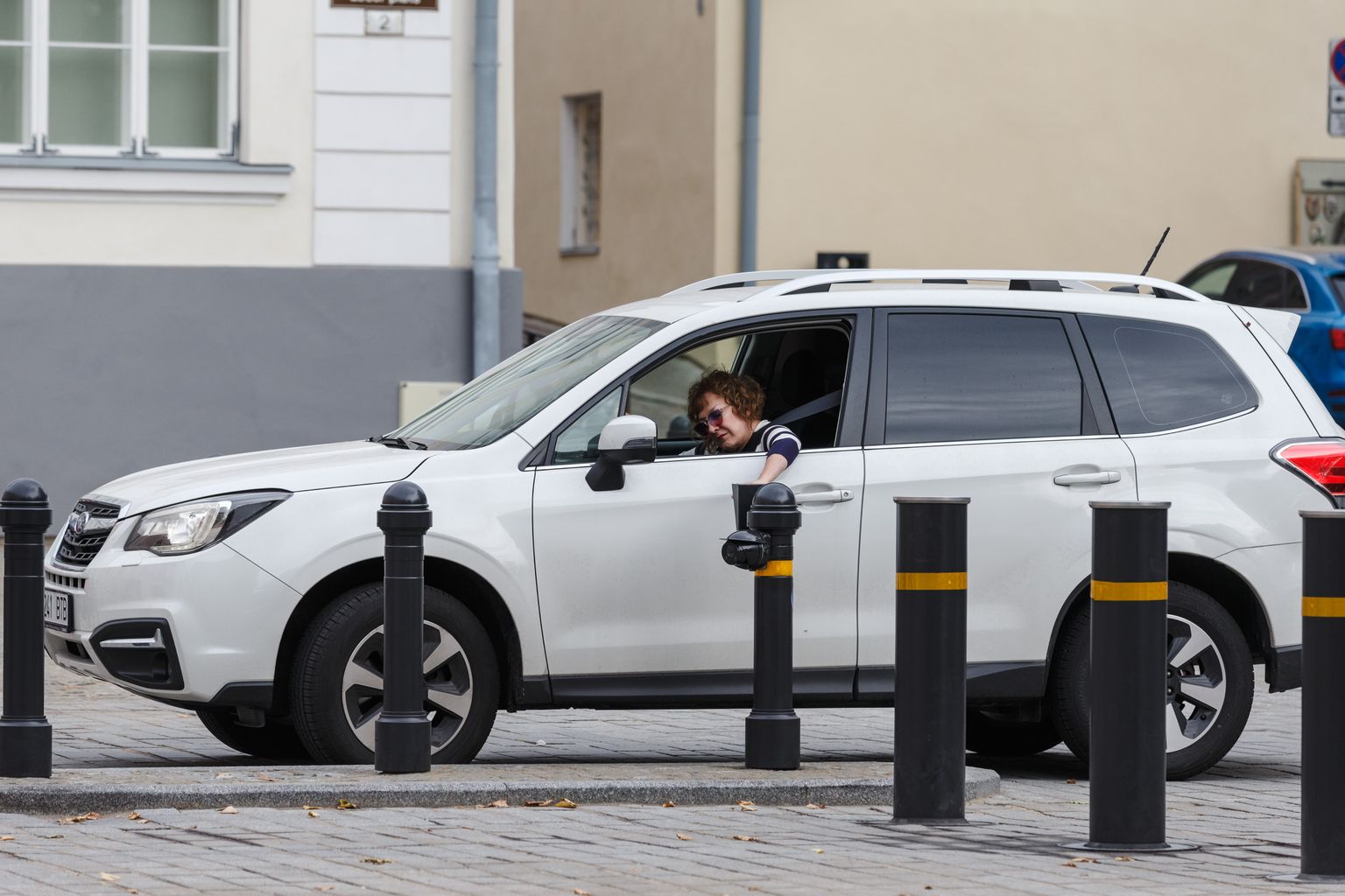 Endine riigikogulane Maire Aunaste 2018. aastal valge Subaru roolis.