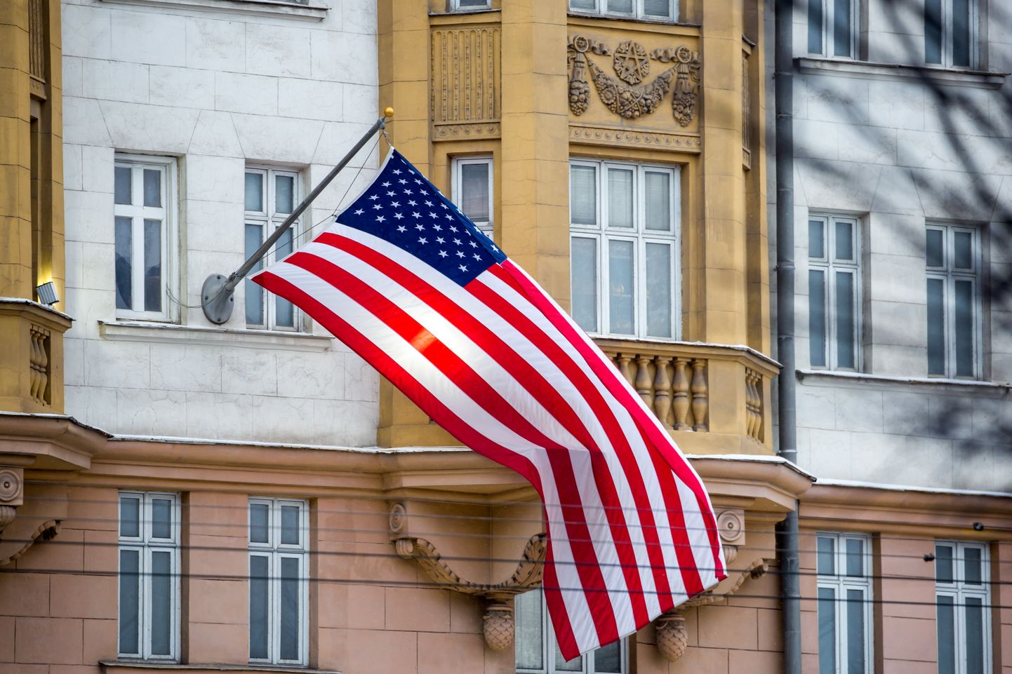 Ameerika Ühendriikide lipp Moskva suursaatkonna hoone küljes.