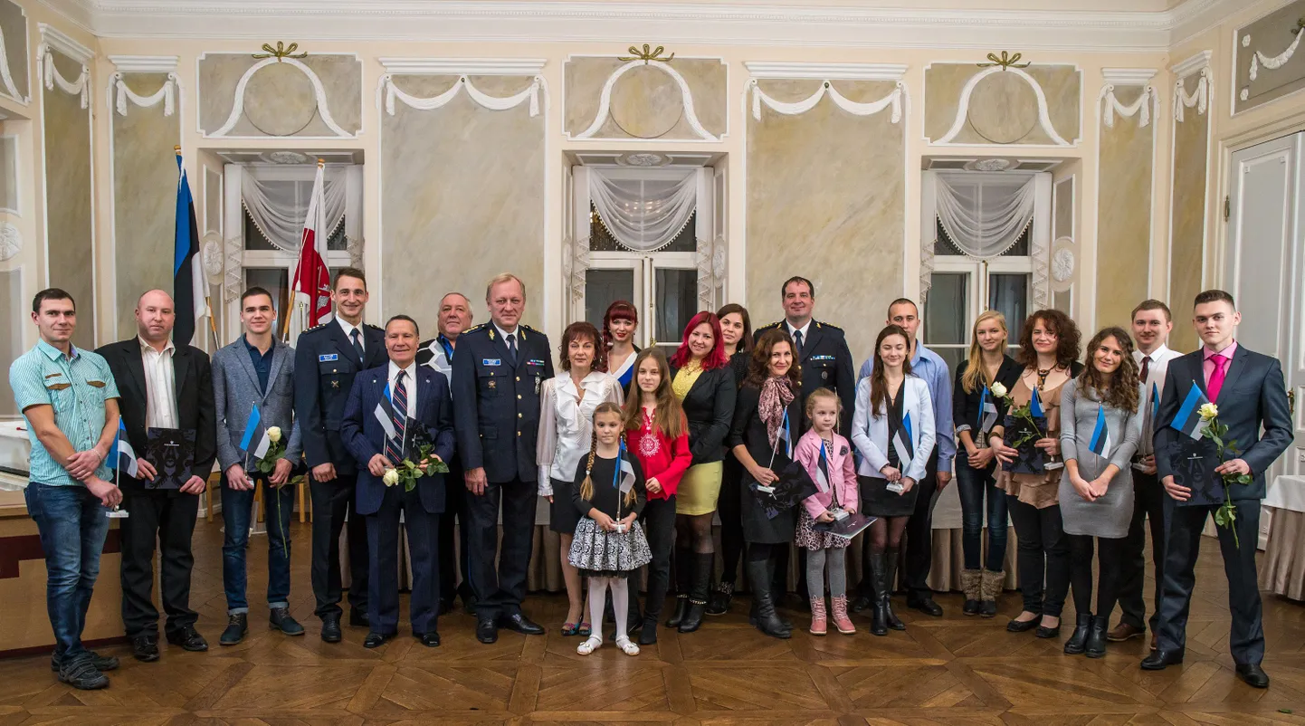 Uued Eesti Vabariigi kodanikud lähedaste ja politsei esindajatega Tartu raekojas.