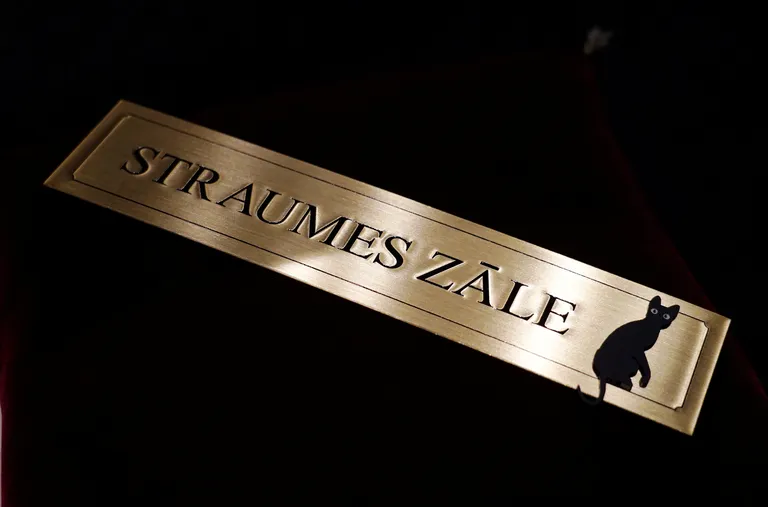 Jaunās kinozāles simboliskā plāksnīte.