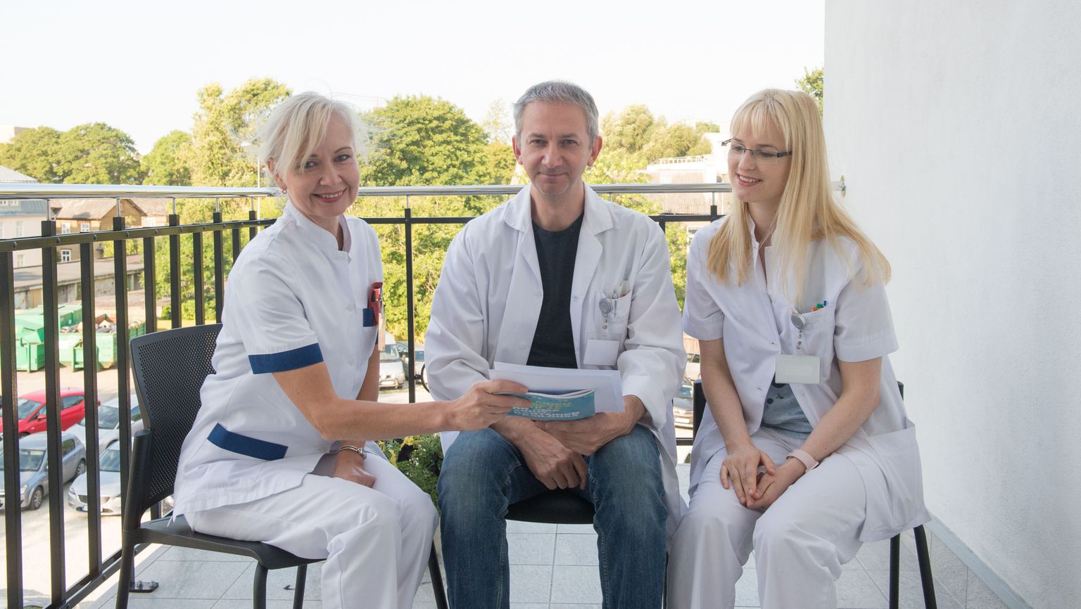 Pildil on (vasakult) arstid Ulvi Merendi, Vahur Metsna ja Veronika Palmiste.