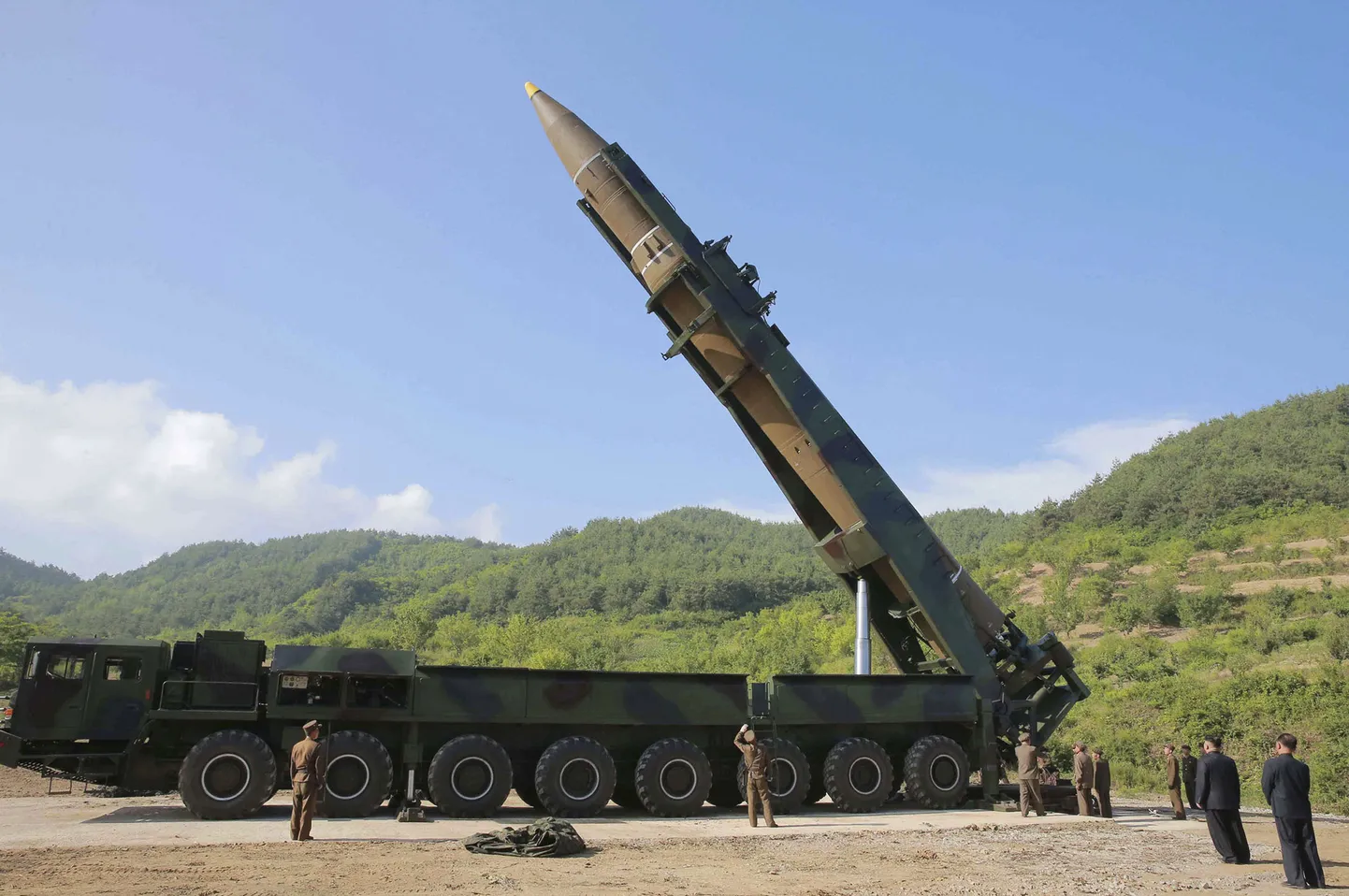 Põhja-Korea esitlemas oma mandritevahelist ballistilist raketti.