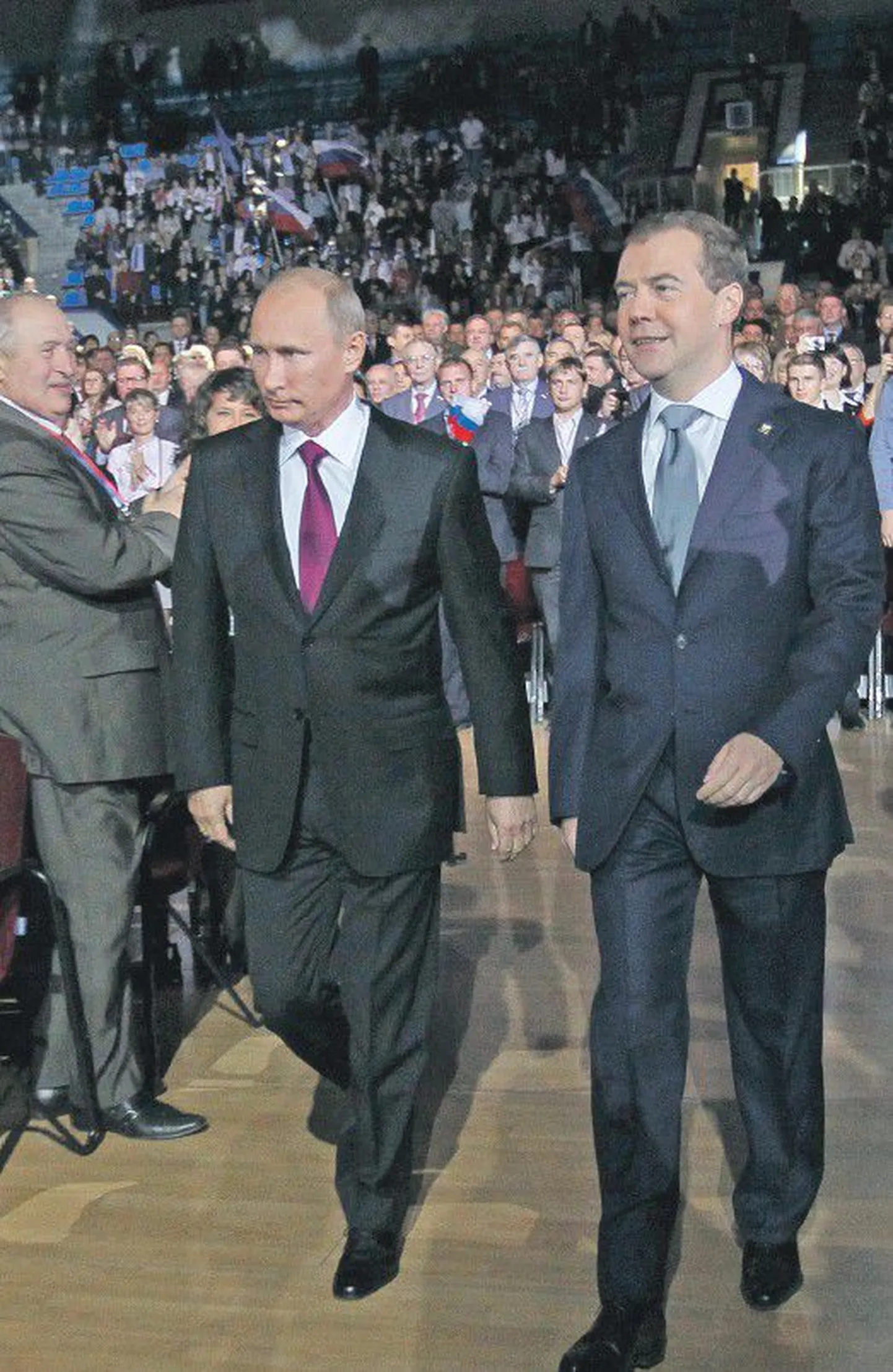 Владимир Путин и Дмитрий Медведев (справа) на съезде "Единой России", где было объявлено, что в президенты от партии будет баллотироваться Путин.