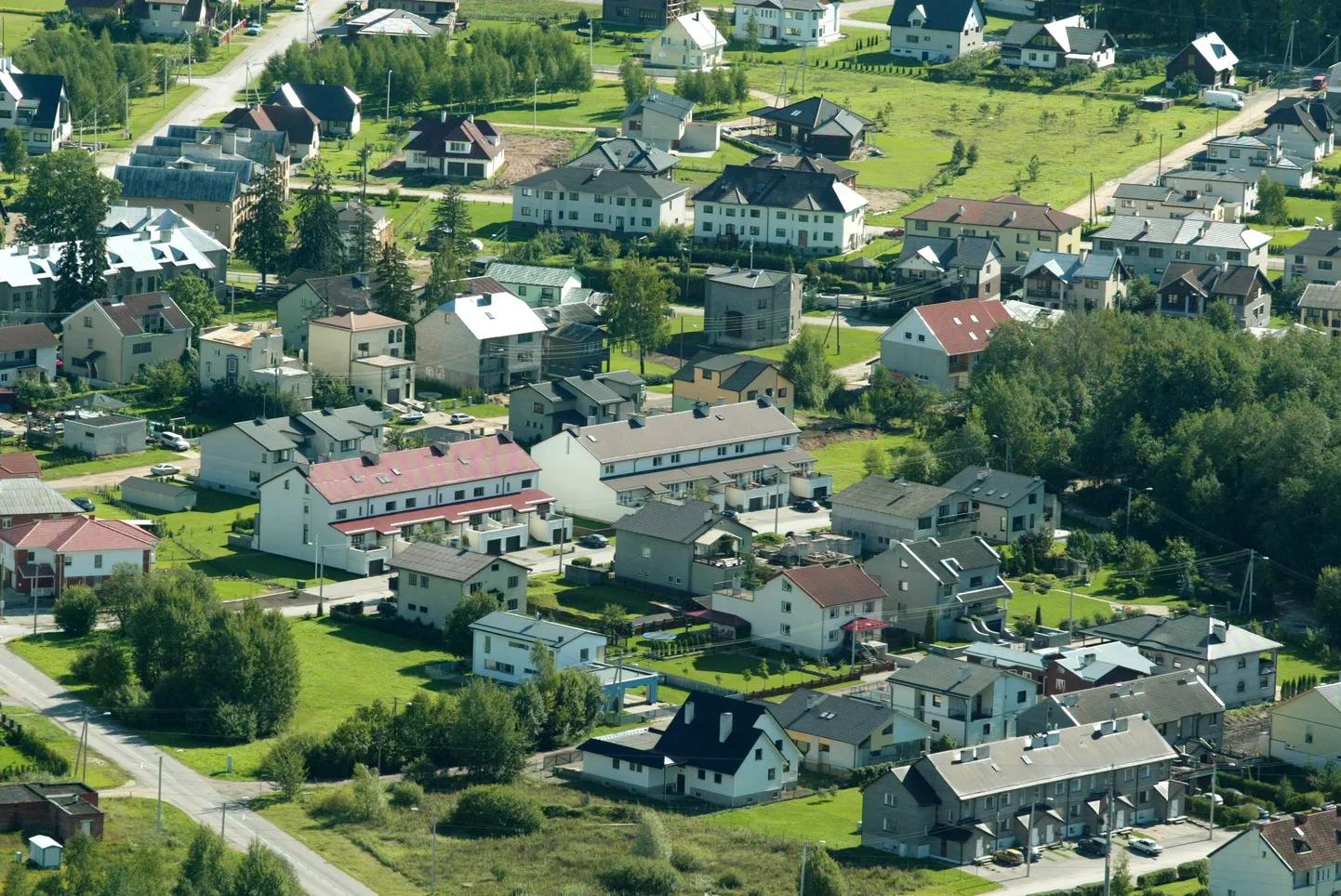 Varem suvituspiirkonnana tuntud Ihaste linnaosa Tartus on on viimastel aastatel omajagu kasvanud. Sellest hoolimata pole linnaosas ühtegi poodi ega kohvikut ning elanikud peavad bussi ja autoga kilomeetreid sõita, et tuua eluks tarvilikku.
Pildil Uus-Ihaste elurajoon.