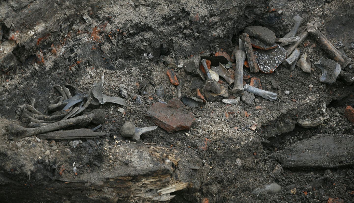 Eesti on ka vrem kaevetööde käigus leitud inimluid. Pärnus avastati nii näiteks Põhjasõja järgne kalmistu.