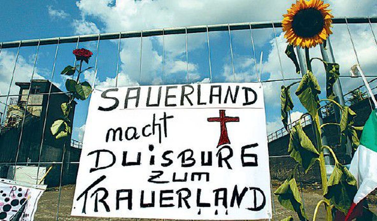 Love Parade’i ohvreid mälestav plakat süüdistab katastroofis Duisburgi linnapead Adolf Sauerlandi.