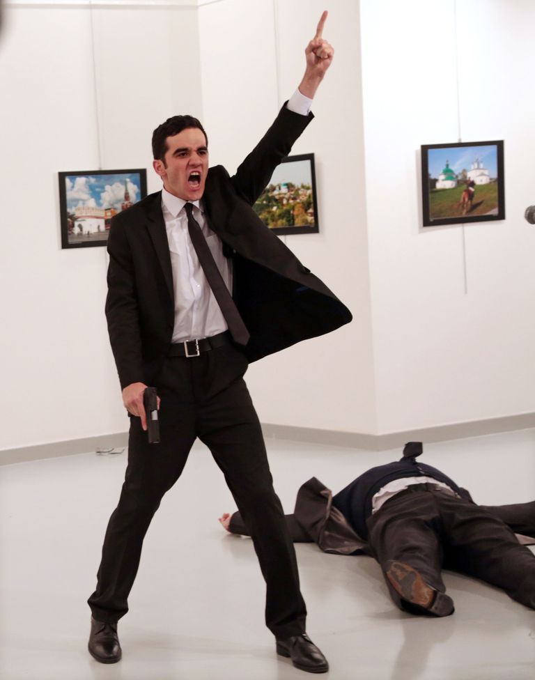 AASTA PRESSIFOTO: Mevlüt Mert Altıntaş karjub Vene suursaadiku Türgis Andrei Karlovi tulistamise järel Ankara kunstigaleriis.