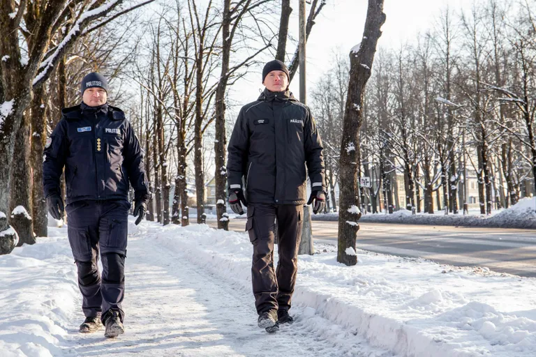 Pärnu politseijaoskonna juht Üllar Kütt (vasakul) ütles, et politsei sai aastavahetusel võrreldes eelmise aastaga rohkem teateid lähisuhtevägivallast.