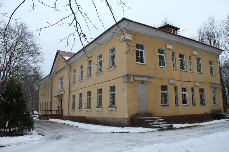 Ночлежный дом находится рядом с давно закрытой инфекционной больницей. Летом здесь можно оставаться только на ночь, зимой ночлежка работает круглосуточно.