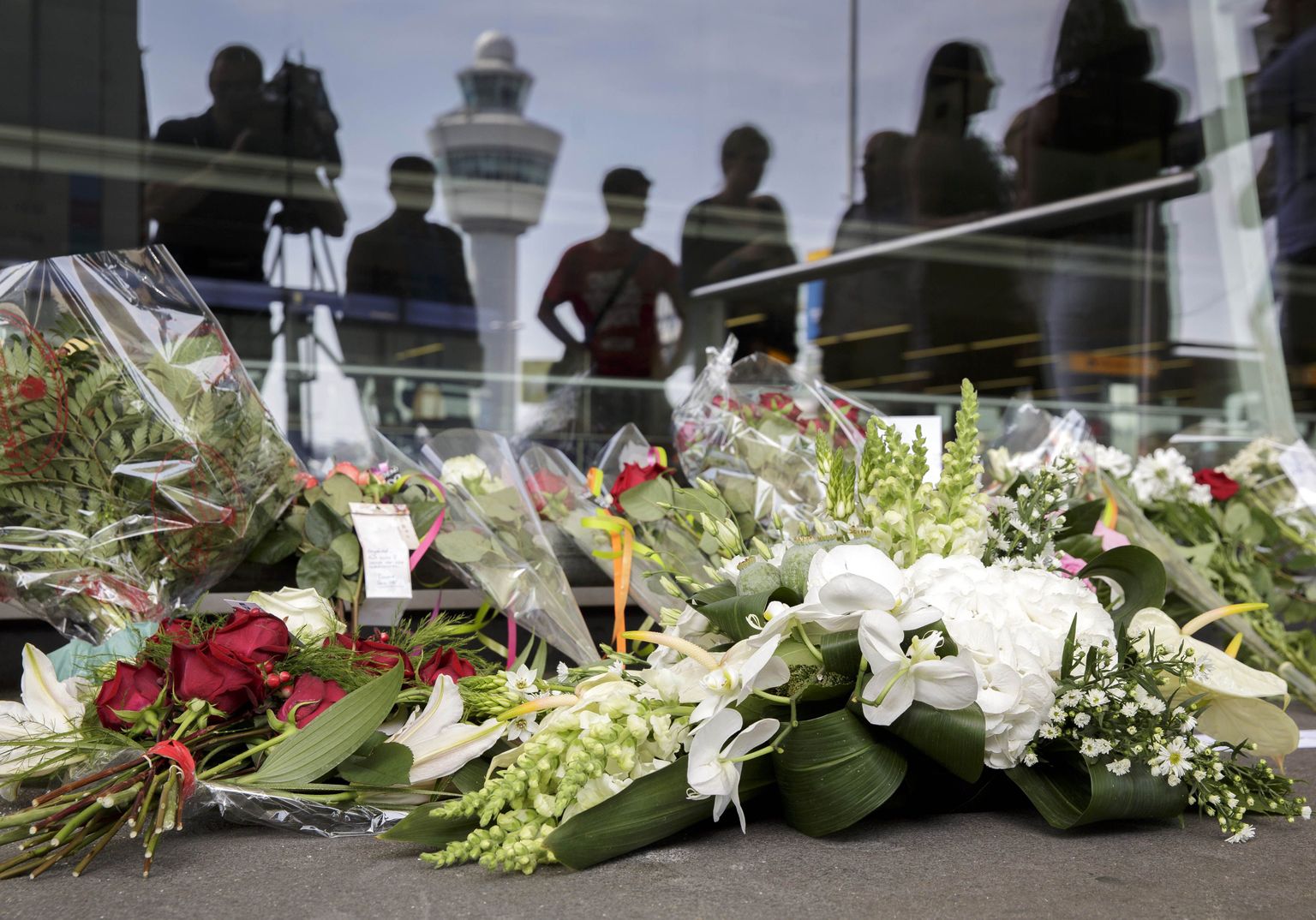 Amsterdami Schpholi lennujaama hukkunute mälestuseks toodud lilled, küünlad ja fotod