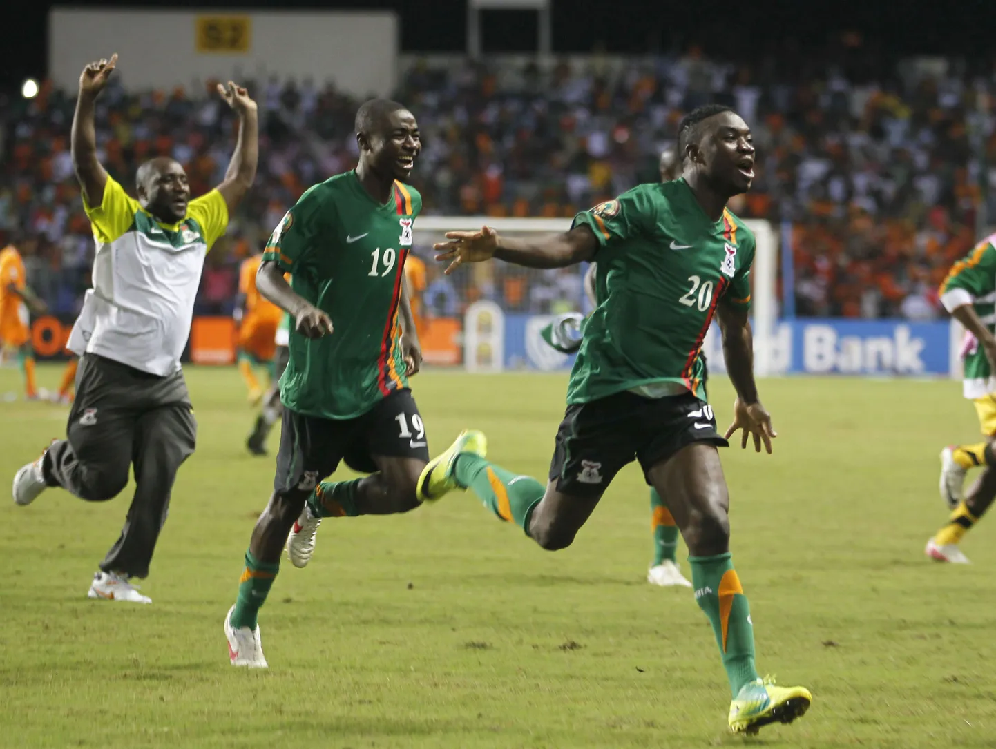 Игроки Замбии празднуют победу.
