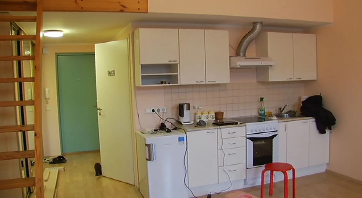 TV3 reporter Katrin Lust näitab Kopli liinide viimase elaniku Aleksandri uut kodu.