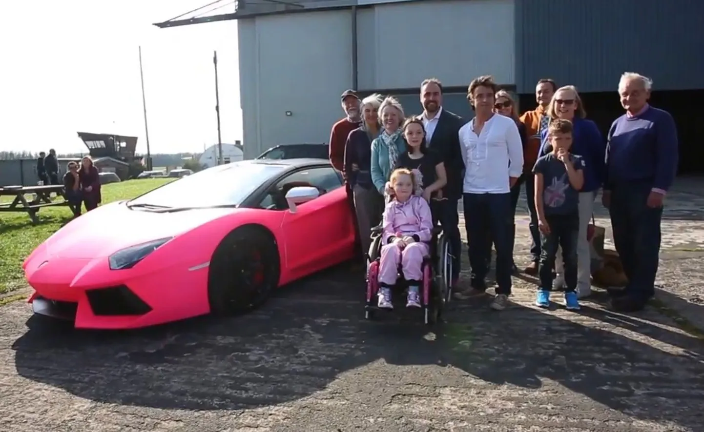 Richard Hammond kinkis haigele tüdrukule sõidu roosa Lambroghiniga